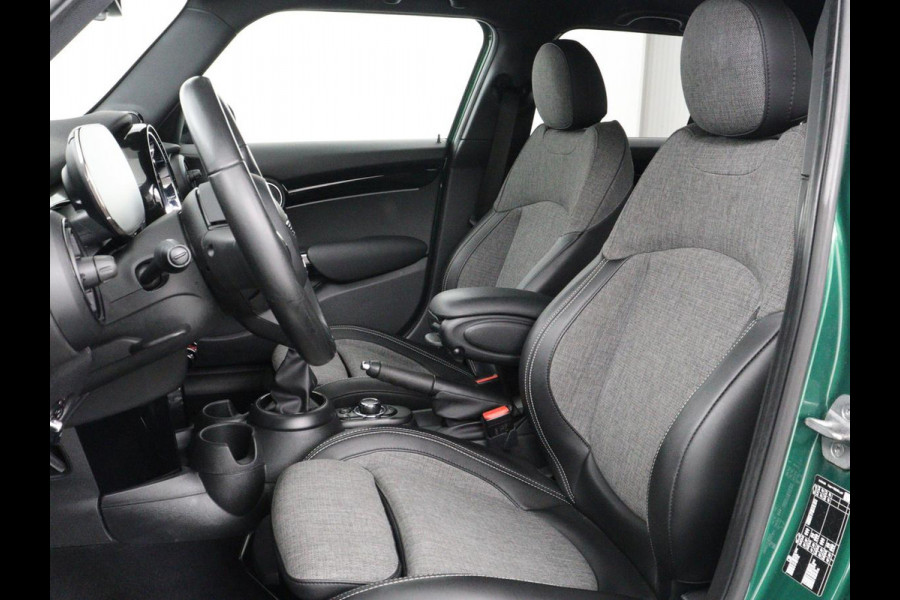 MINI Cooper 1.5 Business Edition | Harman/Kardon | Carplay | Verwarmde voorruit | Navigatie | Full LED | Half leder | Parkeerhulp | Climate control | Cruise control | Bluetooth | British Racing Green