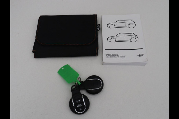 MINI Cooper 1.5 Business Edition | Harman/Kardon | Carplay | Verwarmde voorruit | Navigatie | Full LED | Half leder | Parkeerhulp | Climate control | Cruise control | Bluetooth | British Racing Green