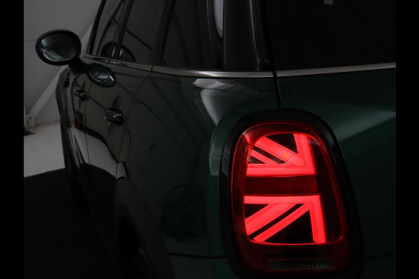 MINI Cooper 1.5 Business Edition | Harman/Kardon | Carplay | Verwarmde voorruit | Navigatie | Full LED | Half leder | Parkeerhulp | Climate control | Cruise control | Bluetooth | British Racing Green