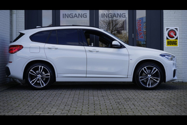 BMW X1 SDrive20i M Sport Shadowline CAMERA-CLIMA-CRUISE-FULL LED-HEADUP-LEDER-NAVIGATIE-PANORAMA-STOELVERWARMING-TREKHAAK