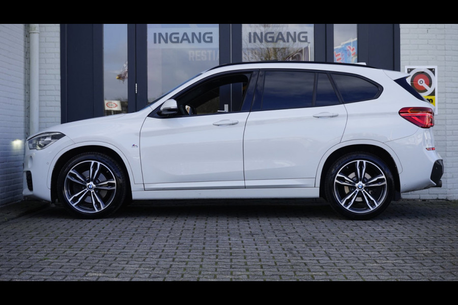 BMW X1 SDrive20i M Sport Shadowline CAMERA-CLIMA-CRUISE-FULL LED-HEADUP-LEDER-NAVIGATIE-PANORAMA-STOELVERWARMING-TREKHAAK