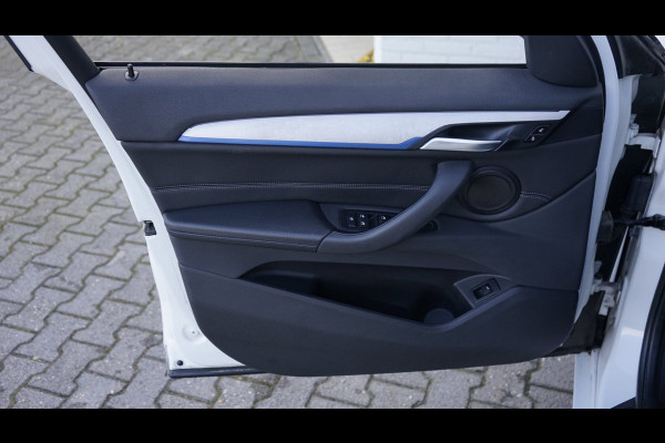 BMW X1 SDrive20i M Sport Shadowline CAMERA-CLIMA-CRUISE-FULL LED-HEADUP-LEDER-NAVIGATIE-PANORAMA-STOELVERWARMING-TREKHAAK