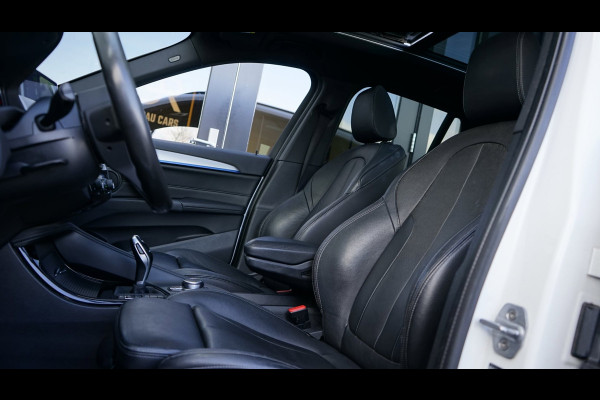 BMW X1 SDrive20i M Sport Shadowline CAMERA-CLIMA-CRUISE-FULL LED-HEADUP-LEDER-NAVIGATIE-PANORAMA-STOELVERWARMING-TREKHAAK