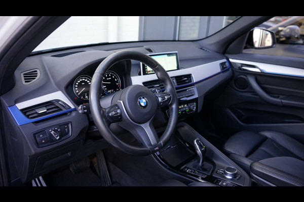 BMW X1 SDrive20i M Sport Shadowline CAMERA-CLIMA-CRUISE-FULL LED-HEADUP-LEDER-NAVIGATIE-PANORAMA-STOELVERWARMING-TREKHAAK