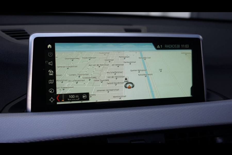 BMW X1 SDrive20i M Sport Shadowline CAMERA-CLIMA-CRUISE-FULL LED-HEADUP-LEDER-NAVIGATIE-PANORAMA-STOELVERWARMING-TREKHAAK