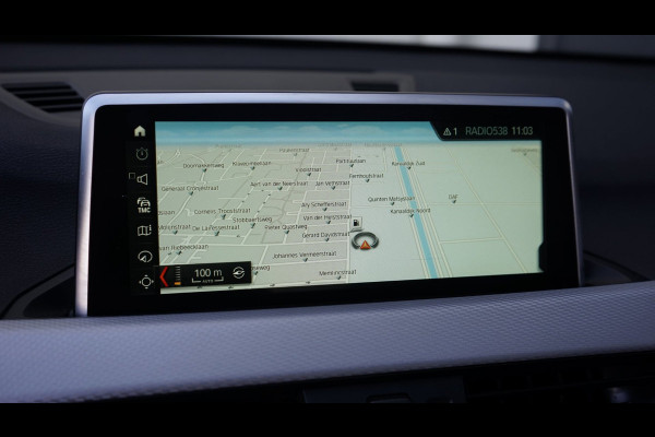 BMW X1 SDrive20i M Sport Shadowline CAMERA-CLIMA-CRUISE-FULL LED-HEADUP-LEDER-NAVIGATIE-PANORAMA-STOELVERWARMING-TREKHAAK