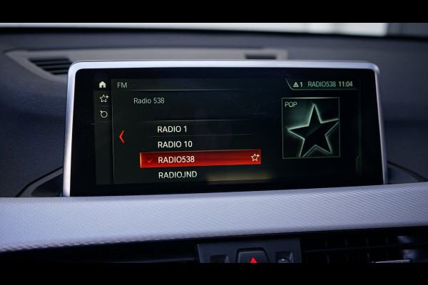 BMW X1 SDrive20i M Sport Shadowline CAMERA-CLIMA-CRUISE-FULL LED-HEADUP-LEDER-NAVIGATIE-PANORAMA-STOELVERWARMING-TREKHAAK