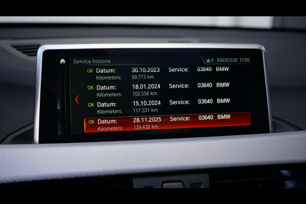 BMW X1 SDrive20i M Sport Shadowline CAMERA-CLIMA-CRUISE-FULL LED-HEADUP-LEDER-NAVIGATIE-PANORAMA-STOELVERWARMING-TREKHAAK