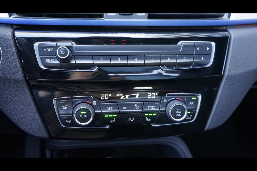 BMW X1 SDrive20i M Sport Shadowline CAMERA-CLIMA-CRUISE-FULL LED-HEADUP-LEDER-NAVIGATIE-PANORAMA-STOELVERWARMING-TREKHAAK