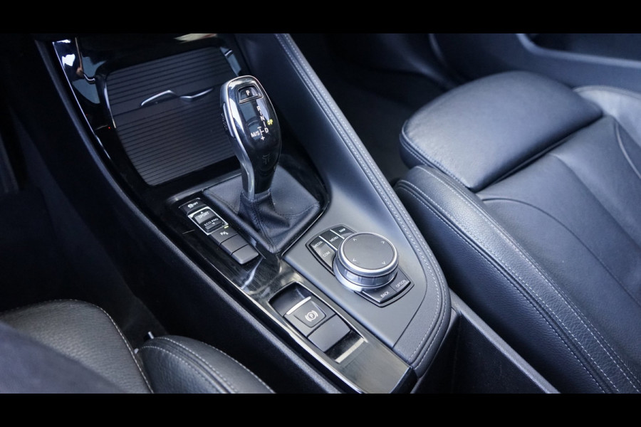 BMW X1 SDrive20i M Sport Shadowline CAMERA-CLIMA-CRUISE-FULL LED-HEADUP-LEDER-NAVIGATIE-PANORAMA-STOELVERWARMING-TREKHAAK