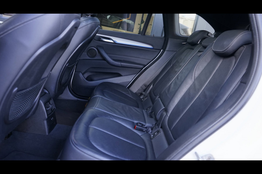 BMW X1 SDrive20i M Sport Shadowline CAMERA-CLIMA-CRUISE-FULL LED-HEADUP-LEDER-NAVIGATIE-PANORAMA-STOELVERWARMING-TREKHAAK