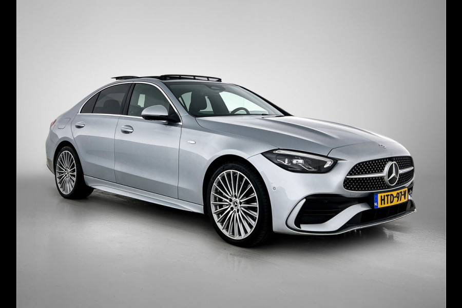 Mercedes-Benz C-Klasse 300 e Business Solution AMG AMG Line | Panorama Schuif-Kanteldak | Distronic | Lederen bekleding | Alarm | Parkeerpakket met 360°-camera | 20 Inch AMG Velgen. Inclusief 24 maanden Mercedes-Benz Certified garantie voor Europa.