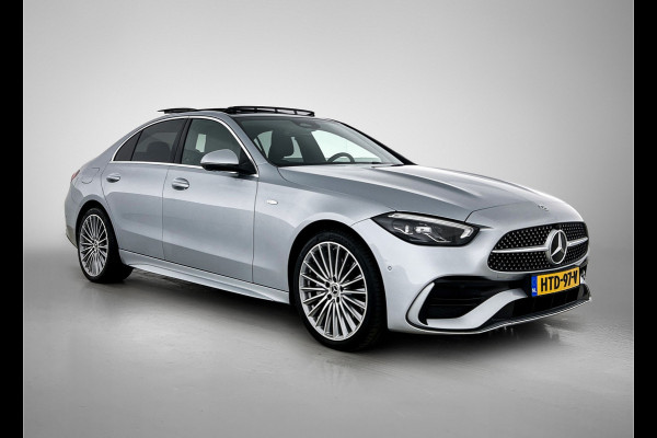 Mercedes-Benz C-Klasse 300 e Business Solution AMG AMG Line | Panorama Schuif-Kanteldak | Distronic | Lederen bekleding | Alarm | Parkeerpakket met 360°-camera | 20 Inch AMG Velgen. Inclusief 24 maanden Mercedes-Benz Certified garantie voor Europa.