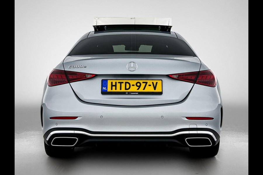 Mercedes-Benz C-Klasse 300 e Business Solution AMG AMG Line | Panorama Schuif-Kanteldak | Distronic | Lederen bekleding | Alarm | Parkeerpakket met 360°-camera | 20 Inch AMG Velgen. Inclusief 24 maanden Mercedes-Benz Certified garantie voor Europa.