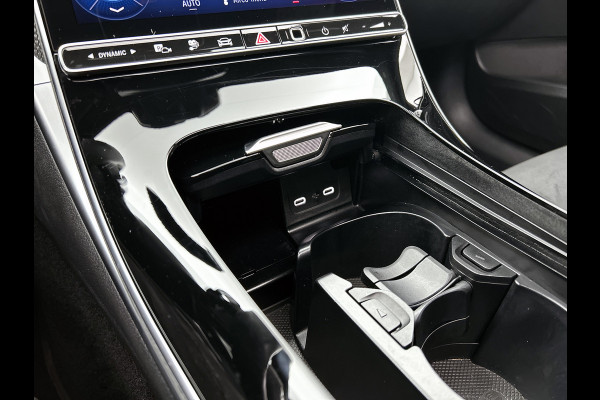 Mercedes-Benz C-Klasse 300 e Business Solution AMG AMG Line | Panorama Schuif-Kanteldak | Distronic | Lederen bekleding | Alarm | Parkeerpakket met 360°-camera | 20 Inch AMG Velgen. Inclusief 24 maanden Mercedes-Benz Certified garantie voor Europa.