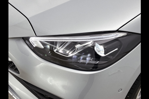 Mercedes-Benz C-Klasse 300 e Business Solution AMG AMG Line | Panorama Schuif-Kanteldak | Distronic | Lederen bekleding | Alarm | Parkeerpakket met 360°-camera | 20 Inch AMG Velgen. Inclusief 24 maanden Mercedes-Benz Certified garantie voor Europa.