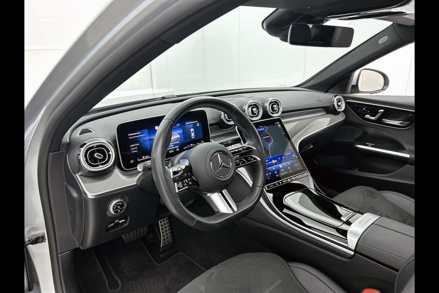 Mercedes-Benz C-Klasse 300 e Business Solution AMG AMG Line | Panorama Schuif-Kanteldak | Distronic | Lederen bekleding | Alarm | Parkeerpakket met 360°-camera | 20 Inch AMG Velgen. Inclusief 24 maanden Mercedes-Benz Certified garantie voor Europa.
