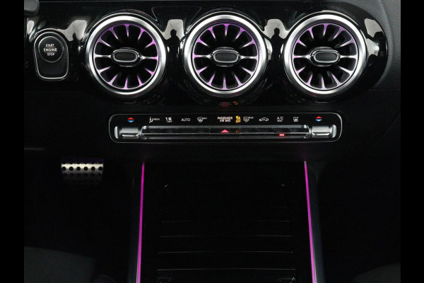 Mercedes-Benz GLA 250e AMG Night | Adaptive cruise | Stoelverwarming | Camera | Half leder | Park Assist | Leder/Alcantara | Widescreen | Sfeerverlichting | Climate control | PHEV | Plug In