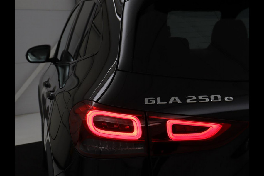Mercedes-Benz GLA 250e AMG Night | Adaptive cruise | Stoelverwarming | Camera | Half leder | Park Assist | Leder/Alcantara | Widescreen | Sfeerverlichting | Climate control | PHEV | Plug In