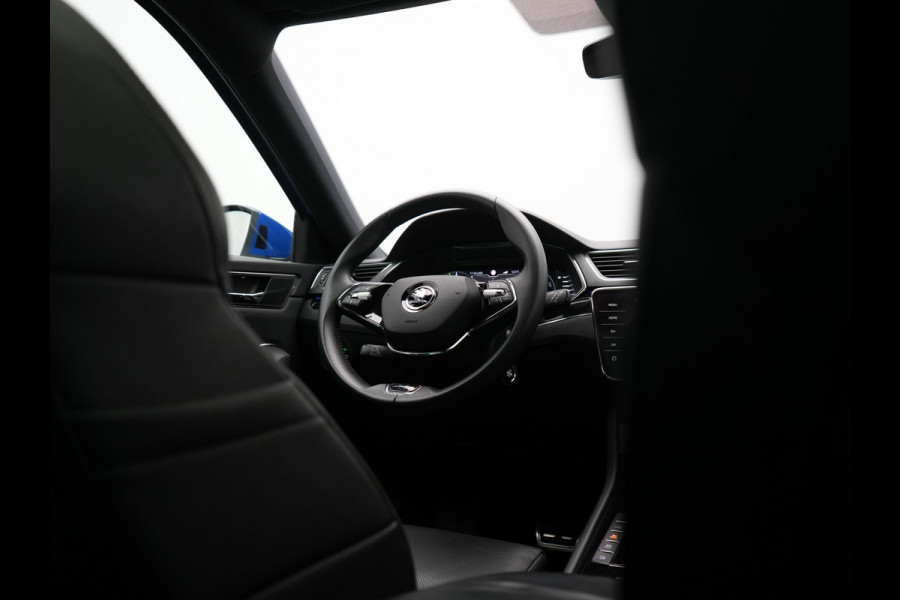 Škoda Superb Combi 1.4 TSI iV Laurin & Klemet PHEV 218pk Dealer O.H. | Trekhaak Af Fabriek | Panodak | Adaptive Cruise | 360 Camera | Lederen Sportstoelen Ventilatie & Memory & Massage | Canton Audio | Crystal LED | Stuur Verwarmd | Sfeerverlichting | Plug In
