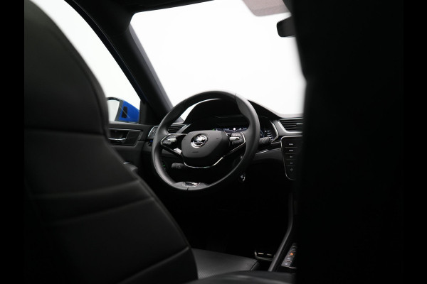 Škoda Superb Combi 1.4 TSI iV Laurin & Klemet PHEV 218pk Dealer O.H. | Trekhaak Af Fabriek | Panodak | Adaptive Cruise | 360 Camera | Lederen Sportstoelen Ventilatie & Memory & Massage | Canton Audio | Crystal LED | Stuur Verwarmd | Sfeerverlichting | Plug In