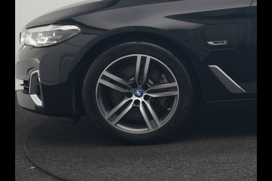 BMW 5 Serie Touring 530e Luxury Line PHEV 293pk Dealer O.H | Trekhaak Af Fabriek | Camera | Comfortstoelen Memory & Verwarmd | Cruise Control | Apple Carplay | Navigatie | Virtual | DAB | 18" L.M | BMW LED |  Plug In Hybrid