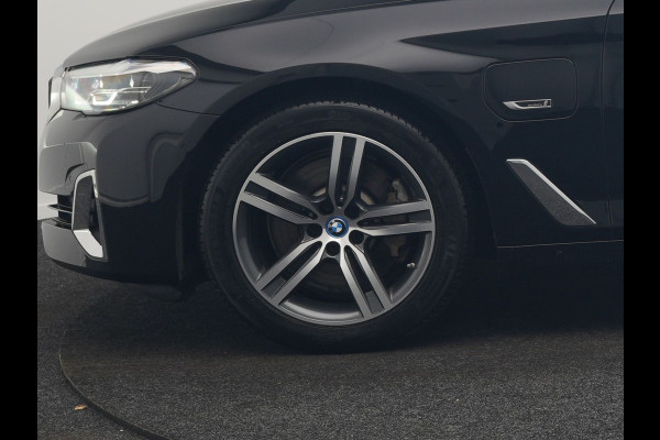 BMW 5 Serie Touring 530e Luxury Line PHEV 293pk Dealer O.H | Trekhaak Af Fabriek | Camera | Comfortstoelen Memory & Verwarmd | Cruise Control | Apple Carplay | Navigatie | Virtual | DAB | 18" L.M | BMW LED |  Plug In Hybrid