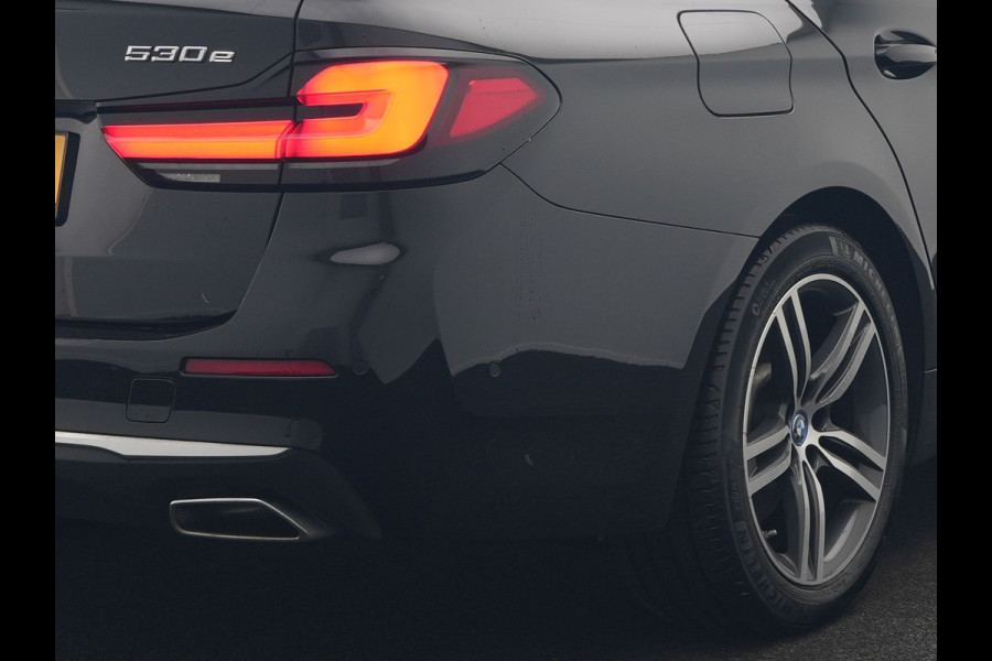 BMW 5 Serie Touring 530e Luxury Line PHEV 293pk Dealer O.H | Trekhaak Af Fabriek | Camera | Comfortstoelen Memory & Verwarmd | Cruise Control | Apple Carplay | Navigatie | Virtual | DAB | 18" L.M | BMW LED |  Plug In Hybrid