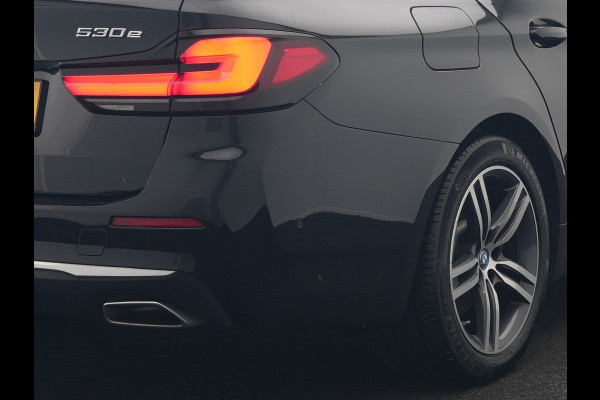BMW 5 Serie Touring 530e Luxury Line PHEV 293pk Dealer O.H | Trekhaak Af Fabriek | Camera | Comfortstoelen Memory & Verwarmd | Cruise Control | Apple Carplay | Navigatie | Virtual | DAB | 18" L.M | BMW LED |  Plug In Hybrid