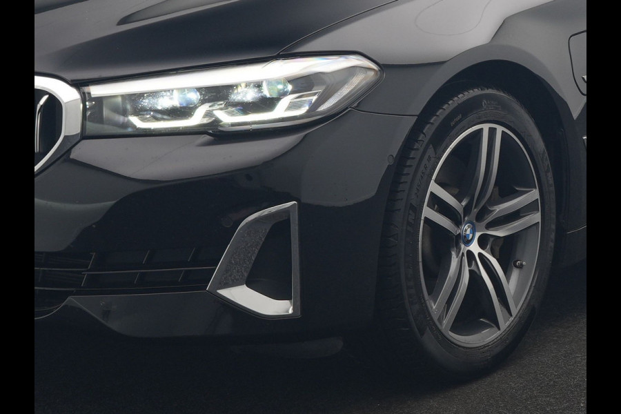 BMW 5 Serie Touring 530e Luxury Line PHEV 293pk Dealer O.H | Trekhaak Af Fabriek | Camera | Comfortstoelen Memory & Verwarmd | Cruise Control | Apple Carplay | Navigatie | Virtual | DAB | 18" L.M | BMW LED |  Plug In Hybrid