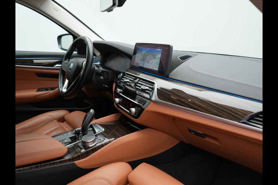 BMW 5 Serie Touring 530e Luxury Line PHEV 293pk Dealer O.H | Trekhaak Af Fabriek | Camera | Comfortstoelen Memory & Verwarmd | Cruise Control | Apple Carplay | Navigatie | Virtual | DAB | 18" L.M | BMW LED |  Plug In Hybrid