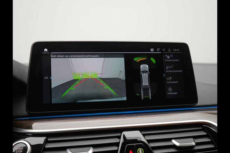 BMW 5 Serie Touring 530e Luxury Line PHEV 293pk Dealer O.H | Trekhaak Af Fabriek | Camera | Comfortstoelen Memory & Verwarmd | Cruise Control | Apple Carplay | Navigatie | Virtual | DAB | 18" L.M | BMW LED |  Plug In Hybrid