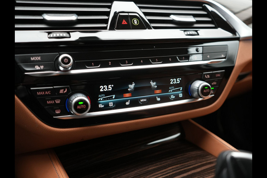 BMW 5 Serie Touring 530e Luxury Line PHEV 293pk Dealer O.H | Trekhaak Af Fabriek | Camera | Comfortstoelen Memory & Verwarmd | Cruise Control | Apple Carplay | Navigatie | Virtual | DAB | 18" L.M | BMW LED |  Plug In Hybrid