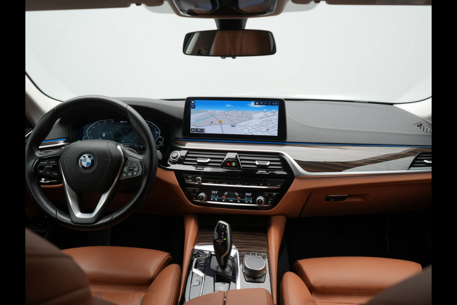 BMW 5 Serie Touring 530e Luxury Line PHEV 293pk Dealer O.H | Trekhaak Af Fabriek | Camera | Comfortstoelen Memory & Verwarmd | Cruise Control | Apple Carplay | Navigatie | Virtual | DAB | 18" L.M | BMW LED |  Plug In Hybrid