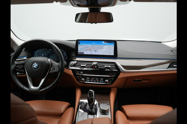 BMW 5 Serie Touring 530e Luxury Line PHEV 293pk Dealer O.H | Trekhaak Af Fabriek | Camera | Comfortstoelen Memory & Verwarmd | Cruise Control | Apple Carplay | Navigatie | Virtual | DAB | 18" L.M | BMW LED |  Plug In Hybrid