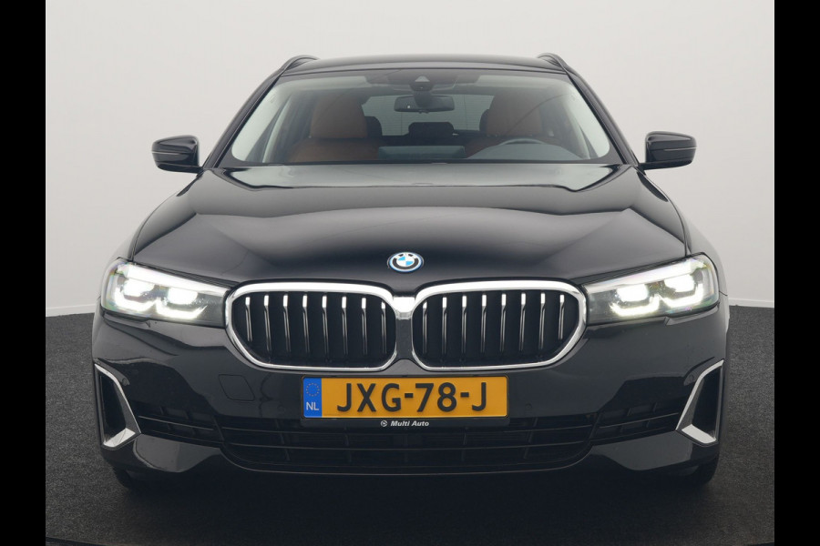 BMW 5 Serie Touring 530e Luxury Line PHEV 293pk Dealer O.H | Trekhaak Af Fabriek | Camera | Comfortstoelen Memory & Verwarmd | Cruise Control | Apple Carplay | Navigatie | Virtual | DAB | 18" L.M | BMW LED |  Plug In Hybrid