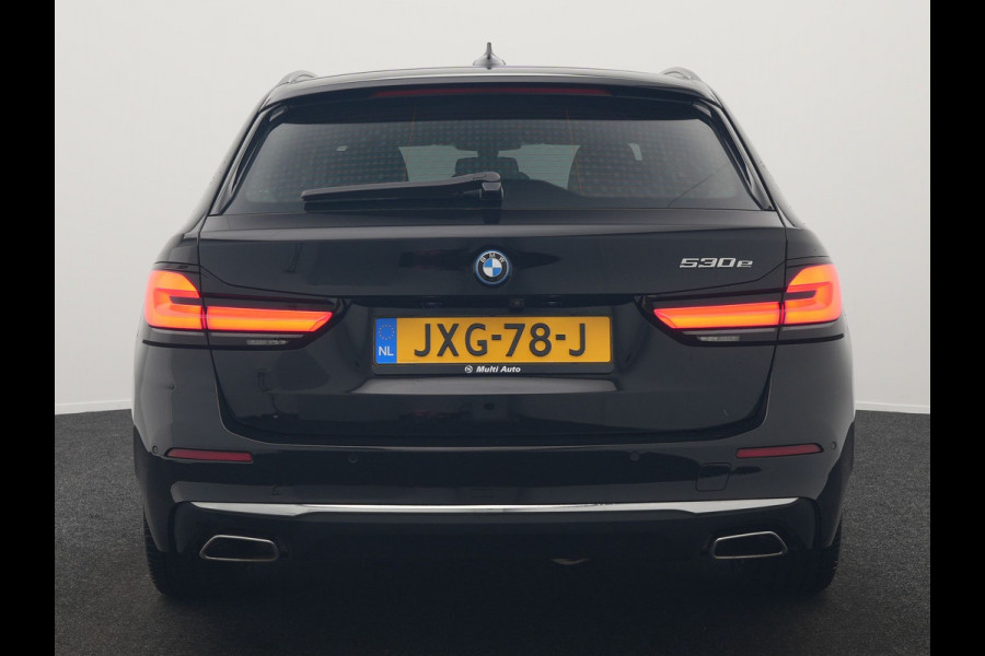 BMW 5 Serie Touring 530e Luxury Line PHEV 293pk Dealer O.H | Trekhaak Af Fabriek | Camera | Comfortstoelen Memory & Verwarmd | Cruise Control | Apple Carplay | Navigatie | Virtual | DAB | 18" L.M | BMW LED |  Plug In Hybrid
