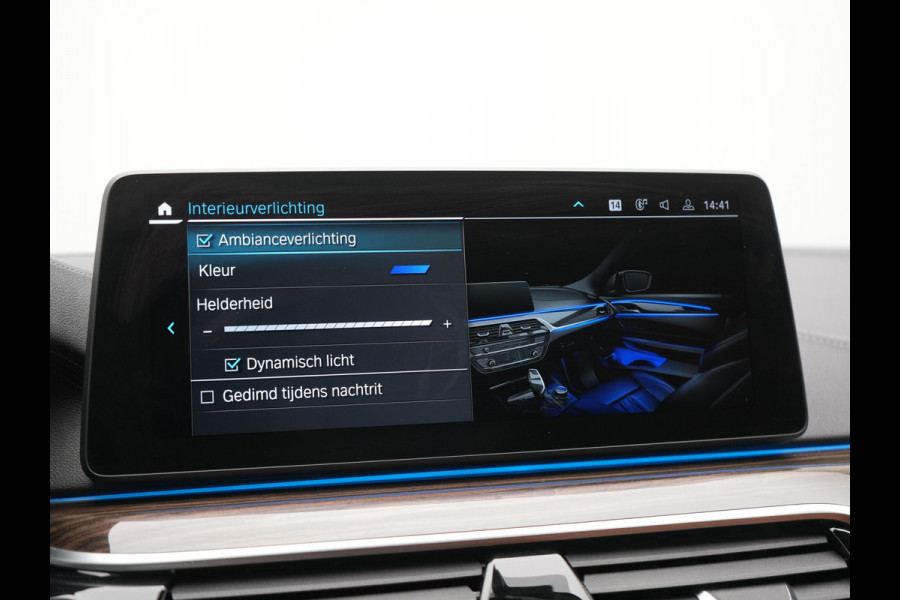 BMW 5 Serie Touring 530e Luxury Line PHEV 293pk Dealer O.H | Trekhaak Af Fabriek | Camera | Comfortstoelen Memory & Verwarmd | Cruise Control | Apple Carplay | Navigatie | Virtual | DAB | 18" L.M | BMW LED |  Plug In Hybrid