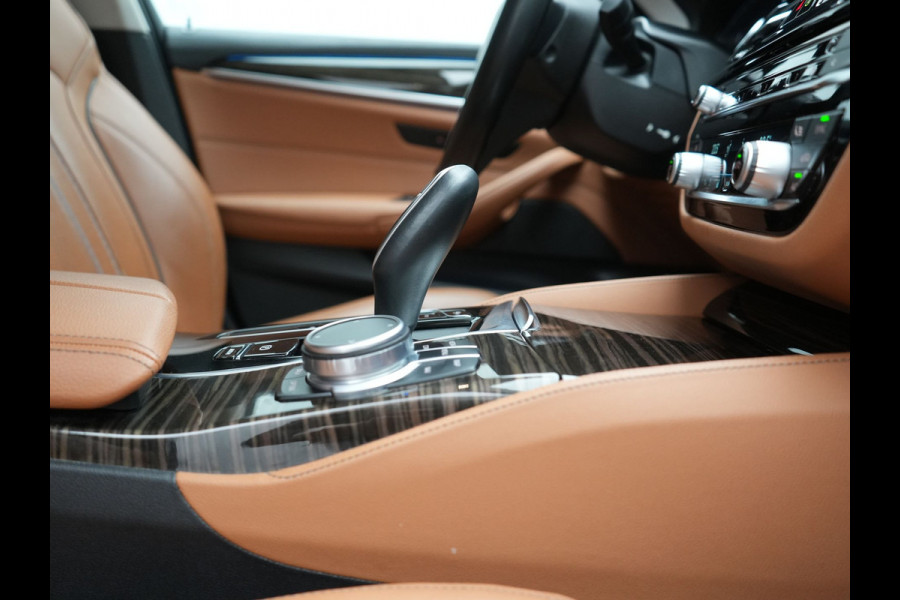 BMW 5 Serie Touring 530e Luxury Line PHEV 293pk Dealer O.H | Trekhaak Af Fabriek | Camera | Comfortstoelen Memory & Verwarmd | Cruise Control | Apple Carplay | Navigatie | Virtual | DAB | 18" L.M | BMW LED |  Plug In Hybrid