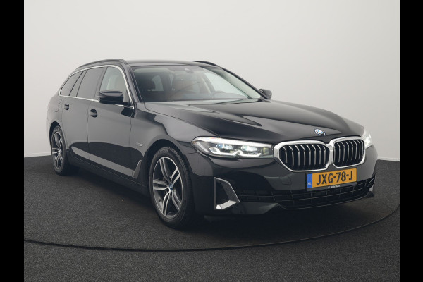 BMW 5 Serie Touring 530e Luxury Line PHEV 293pk Dealer O.H | Trekhaak Af Fabriek | Camera | Comfortstoelen Memory & Verwarmd | Cruise Control | Apple Carplay | Navigatie | Virtual | DAB | 18" L.M | BMW LED |  Plug In Hybrid