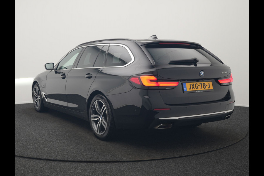 BMW 5 Serie Touring 530e Luxury Line PHEV 293pk Dealer O.H | Trekhaak Af Fabriek | Camera | Comfortstoelen Memory & Verwarmd | Cruise Control | Apple Carplay | Navigatie | Virtual | DAB | 18" L.M | BMW LED |  Plug In Hybrid