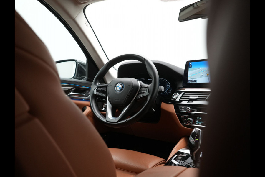 BMW 5 Serie Touring 530e Luxury Line PHEV 293pk Dealer O.H | Trekhaak Af Fabriek | Camera | Comfortstoelen Memory & Verwarmd | Cruise Control | Apple Carplay | Navigatie | Virtual | DAB | 18" L.M | BMW LED |  Plug In Hybrid