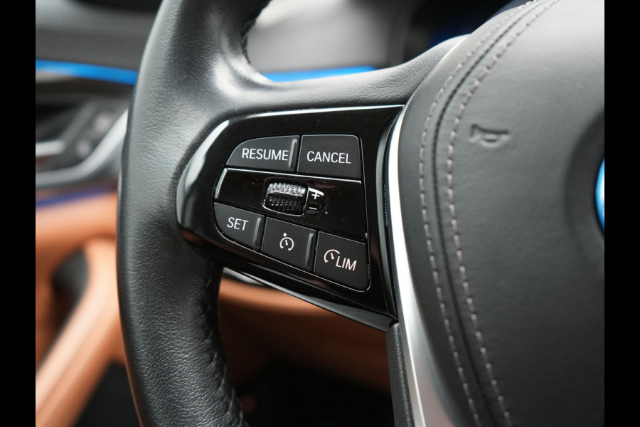 BMW 5 Serie Touring 530e Luxury Line PHEV 293pk Dealer O.H | Trekhaak Af Fabriek | Camera | Comfortstoelen Memory & Verwarmd | Cruise Control | Apple Carplay | Navigatie | Virtual | DAB | 18" L.M | BMW LED |  Plug In Hybrid