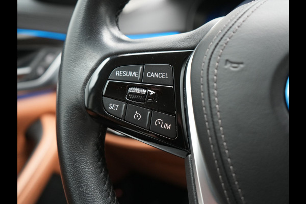 BMW 5 Serie Touring 530e Luxury Line PHEV 293pk Dealer O.H | Trekhaak Af Fabriek | Camera | Comfortstoelen Memory & Verwarmd | Cruise Control | Apple Carplay | Navigatie | Virtual | DAB | 18" L.M | BMW LED |  Plug In Hybrid