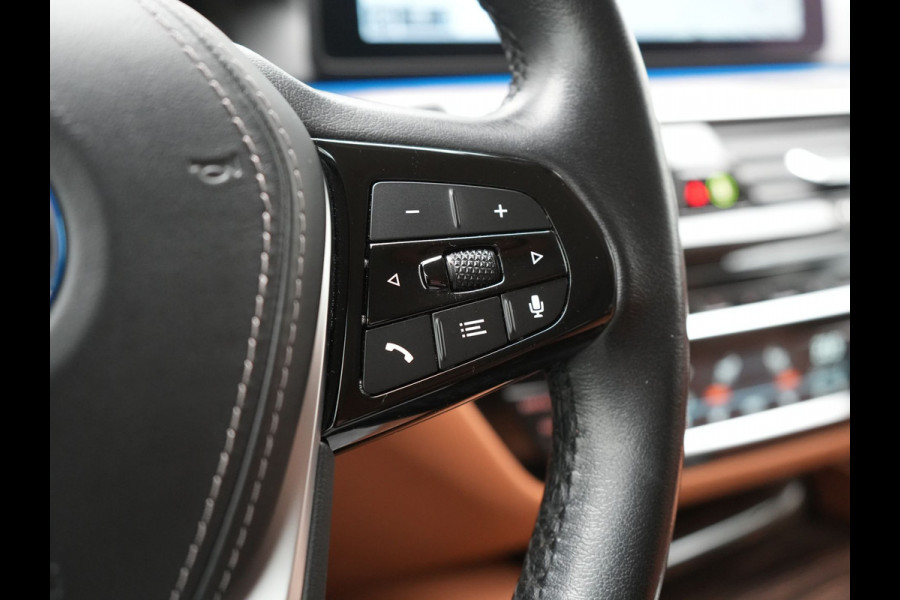 BMW 5 Serie Touring 530e Luxury Line PHEV 293pk Dealer O.H | Trekhaak Af Fabriek | Camera | Comfortstoelen Memory & Verwarmd | Cruise Control | Apple Carplay | Navigatie | Virtual | DAB | 18" L.M | BMW LED |  Plug In Hybrid