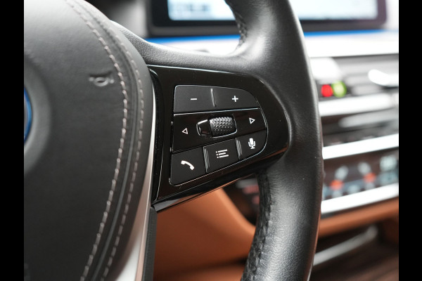 BMW 5 Serie Touring 530e Luxury Line PHEV 293pk Dealer O.H | Trekhaak Af Fabriek | Camera | Comfortstoelen Memory & Verwarmd | Cruise Control | Apple Carplay | Navigatie | Virtual | DAB | 18" L.M | BMW LED |  Plug In Hybrid