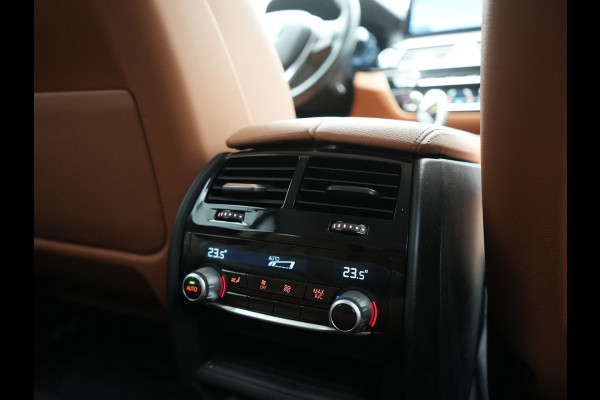 BMW 5 Serie Touring 530e Luxury Line PHEV 293pk Dealer O.H | Trekhaak Af Fabriek | Camera | Comfortstoelen Memory & Verwarmd | Cruise Control | Apple Carplay | Navigatie | Virtual | DAB | 18" L.M | BMW LED |  Plug In Hybrid