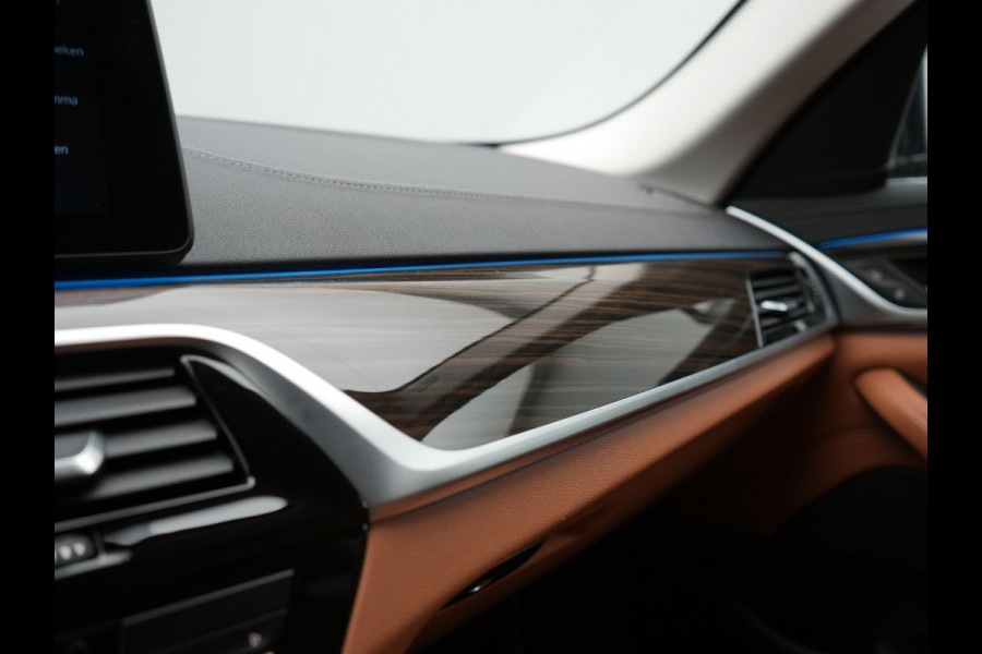 BMW 5 Serie Touring 530e Luxury Line PHEV 293pk Dealer O.H | Trekhaak Af Fabriek | Camera | Comfortstoelen Memory & Verwarmd | Cruise Control | Apple Carplay | Navigatie | Virtual | DAB | 18" L.M | BMW LED |  Plug In Hybrid