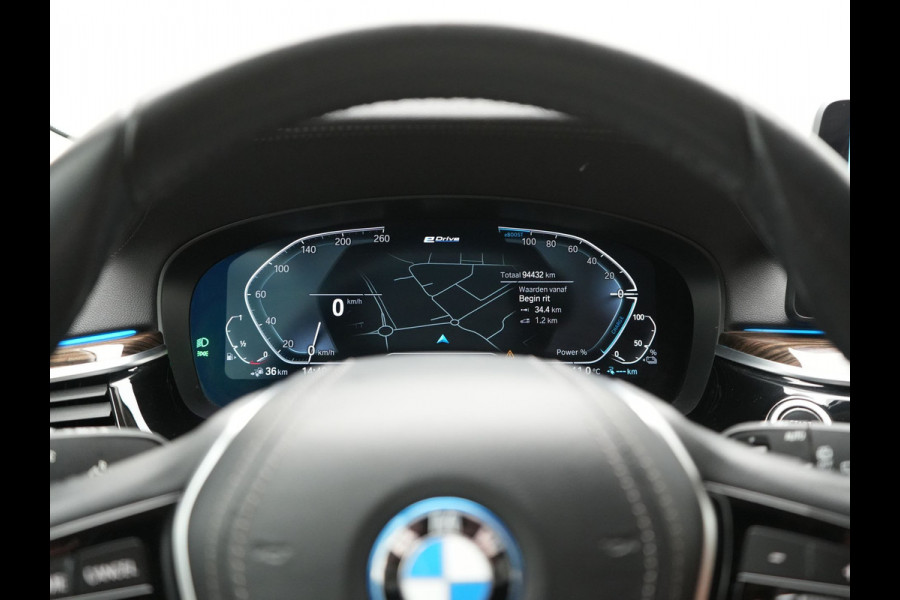BMW 5 Serie Touring 530e Luxury Line PHEV 293pk Dealer O.H | Trekhaak Af Fabriek | Camera | Comfortstoelen Memory & Verwarmd | Cruise Control | Apple Carplay | Navigatie | Virtual | DAB | 18" L.M | BMW LED |  Plug In Hybrid