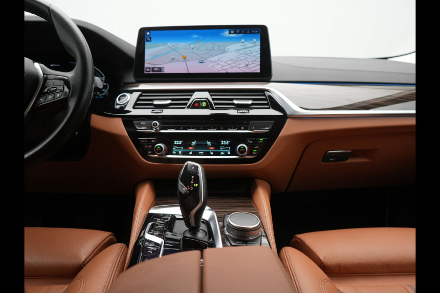 BMW 5 Serie Touring 530e Luxury Line PHEV 293pk Dealer O.H | Trekhaak Af Fabriek | Camera | Comfortstoelen Memory & Verwarmd | Cruise Control | Apple Carplay | Navigatie | Virtual | DAB | 18" L.M | BMW LED |  Plug In Hybrid